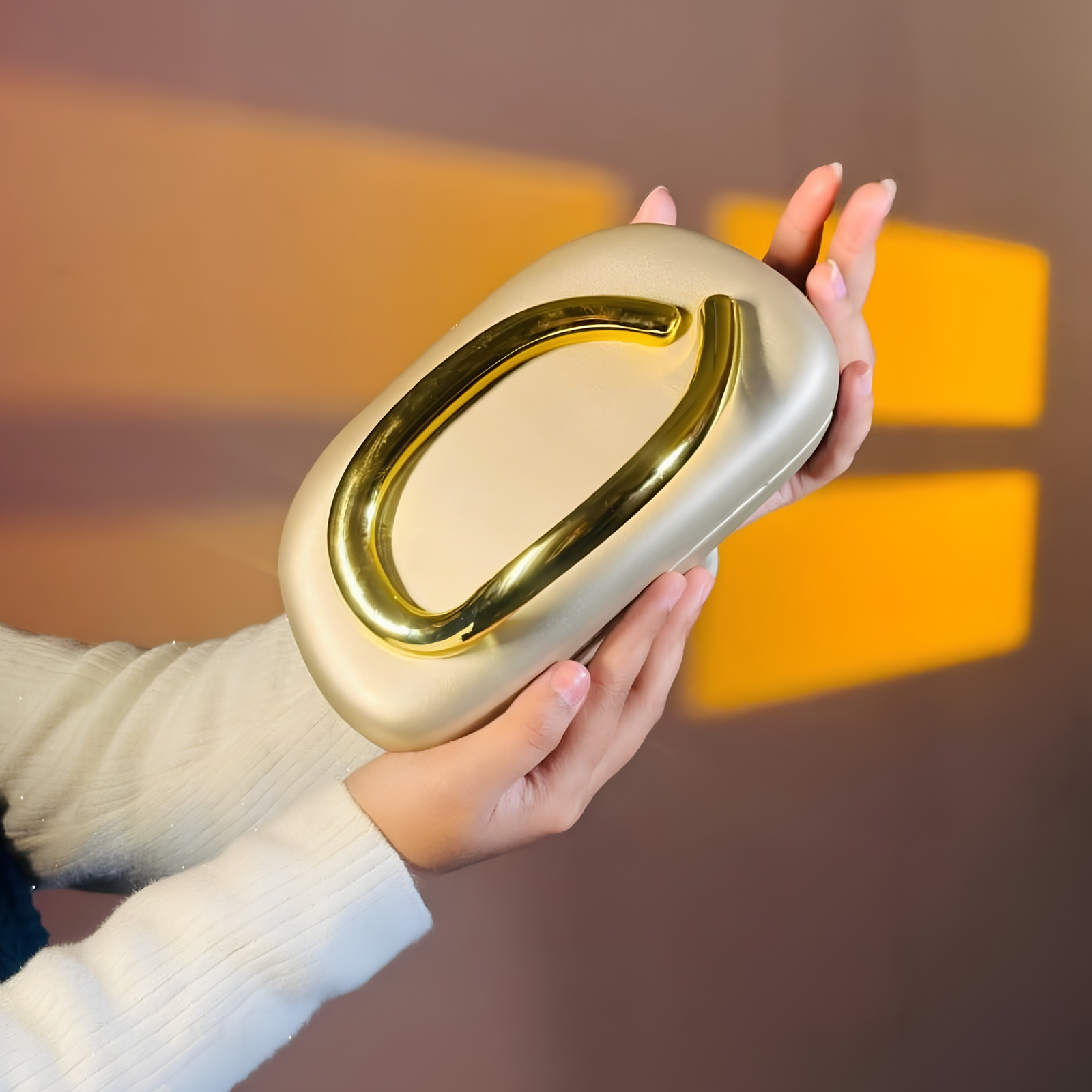 Chic Metal Handle Clutch Bag golden